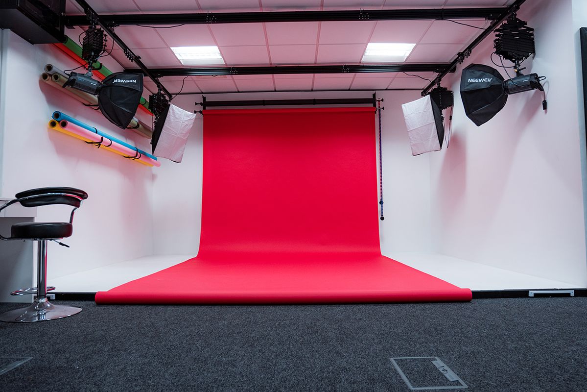 Modernes Studio mit weichem Licht